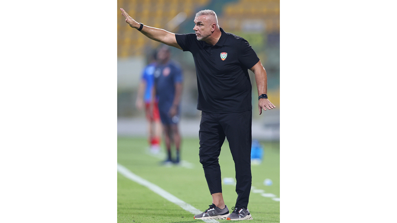 مدرب المنتخب كوزمين خلال مباراة البحرين الودية.  تصوير: سالم خميس