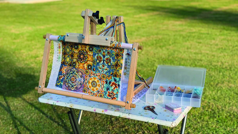 الجنيبي تعلّمت أساسيات التطريز من والدتها ثم طوّرت مهارتها بالتجريب. من المصدر