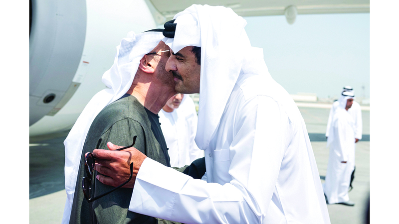 رئيس الدولة لدى وصوله إلى الدوحة وأمير قطر في مقدمة مستقبليه. وام