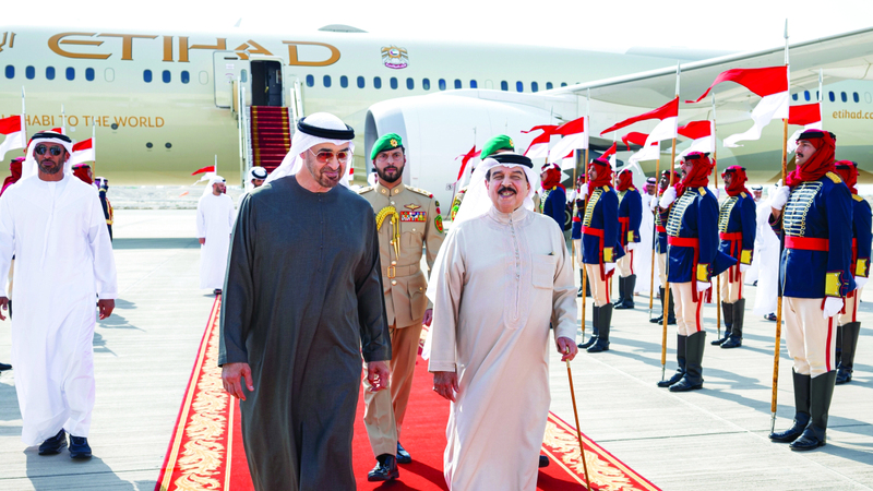 رئيس الدولة لدى وصوله إلى مطار قاعدة الصخير الجوية.. وملك البحرين في مقدمة مستقبليه. من المصدر