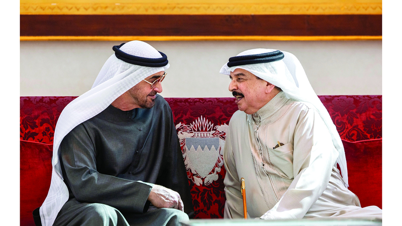 رئيس الدولة وملك البحرين خلال اللقاء في قصر الصخير. من المصدر