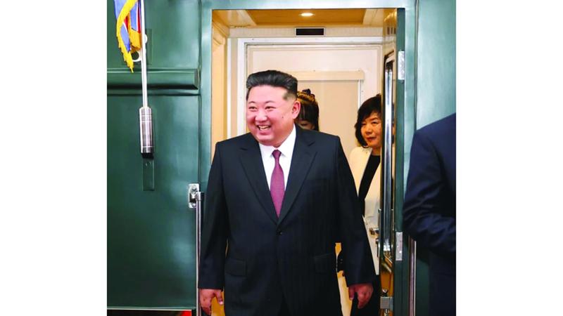 كيم لدى وصوله إلى الصين وخلفه ابنته. أرشيفية