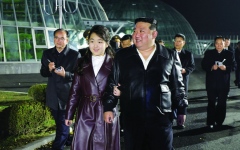 الصورة: تساؤلات حول تهيئة رئيس كوريا الشمالية ابنته «المراهقة» لتولي الحكم