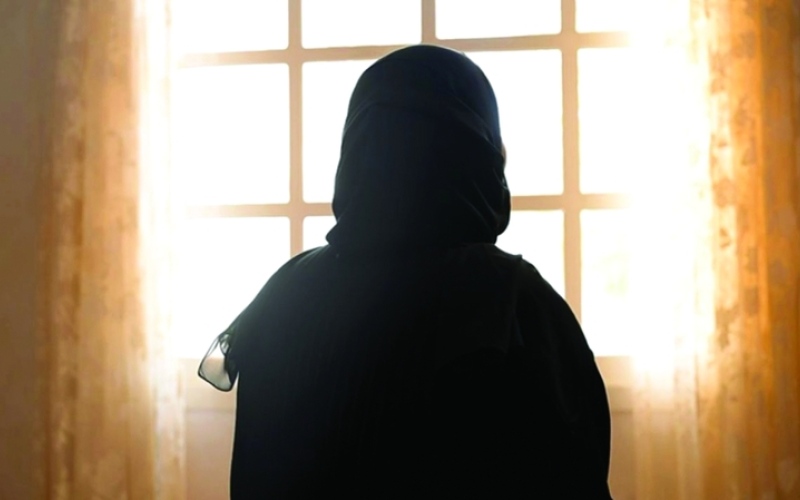 الصورة: «بابا يضع حبة بالعصير».. أمّ تعالج طفلتها نفسياً بعد 13 عاماً من انفصالها عن «المدمن»