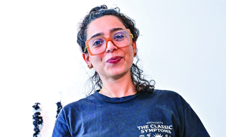 سارة الحداد: الخيط الذي يشكل مادة أساسية في عملي، يرمز للمشاعر الإنسانية والتغييرات التي تبرز من خلال التحركات التي يحملها.