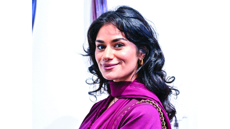 سارة أهلي: اختياري للسيراميك يعود لكوني أردت إنجاز العمل من دون وجود وسيط بين العمل وبصمة اليد، لذا بحثت عن مادة تبني العمل بشكل شخصي.