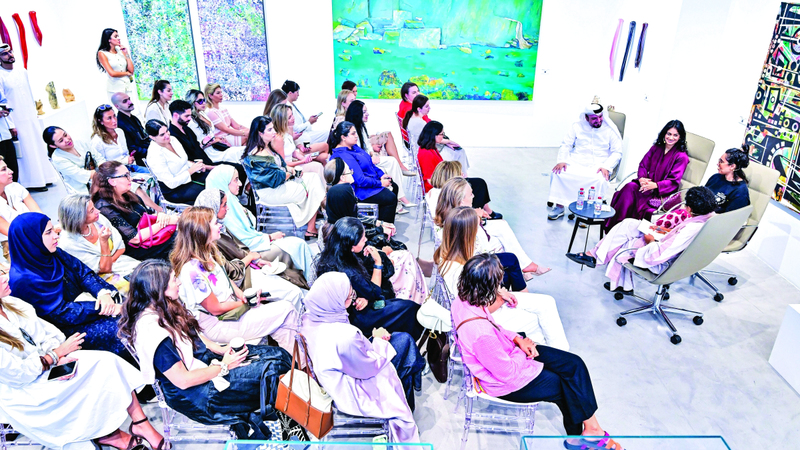 جانب من الجلسة التعريفية بمعرض «همسات من الماضي» في دار «سوذبيز» العالمية للمزادات. تصوير: باتريك كاستيلو