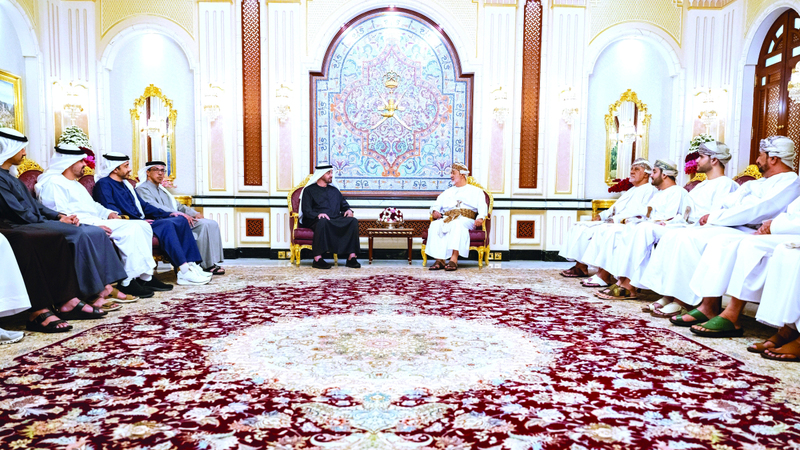 رئيس الدولة وسلطان عُمان خلال اللقاء بقصر الحصن في صلالة. من المصدر