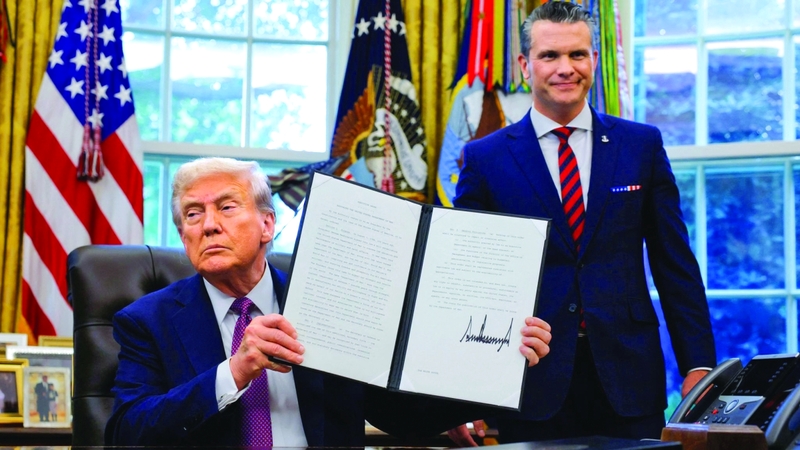 ترامب خلال توقيع الأمر التنفيذي بتغيير اسم وزارة الدفاع إلى وزارة الحرب. رويترز