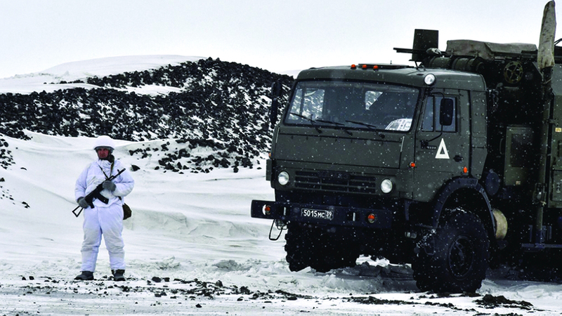 جندي يحرس موقعاً عسكرياً في منطقة نفوذ روسية بالقطب الشمالي. من المصدر