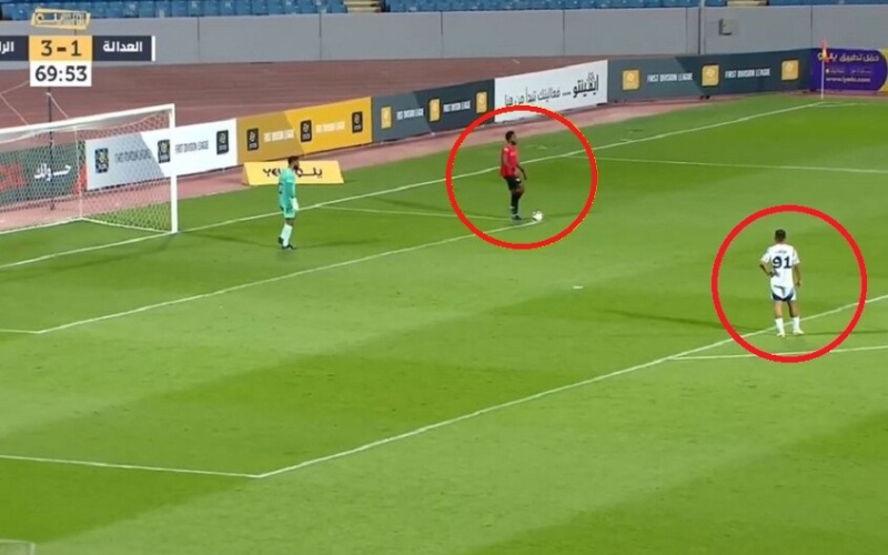 الصورة: أغرب هدف في ملاعب السعودية.. من أتعس مدافع إلى أسعد مهاجم (فيديو)