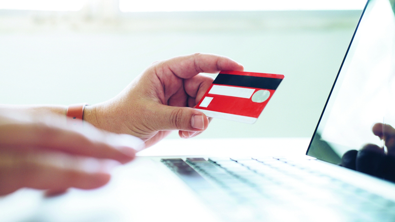 المتعامل مُطالب بقراءة بنود التعاقد جيداً مع البنك قبل الحصول على أي مُنتَج. أرشيفية