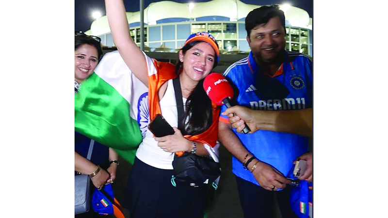 الجمهور الهندي سعيد بالفوز على باكستان. تصوير: الإمارات اليوم