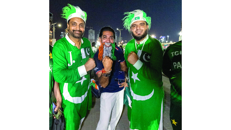 مشجعون من باكستان والهند معاً بعد المباراة. تصوير: دينيس مالاري