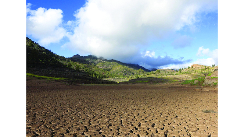 أراضٍ جافة في إسبانيا تضررت نتيجة الارتفاع الكبير في درجات الحرارة. من المصدر