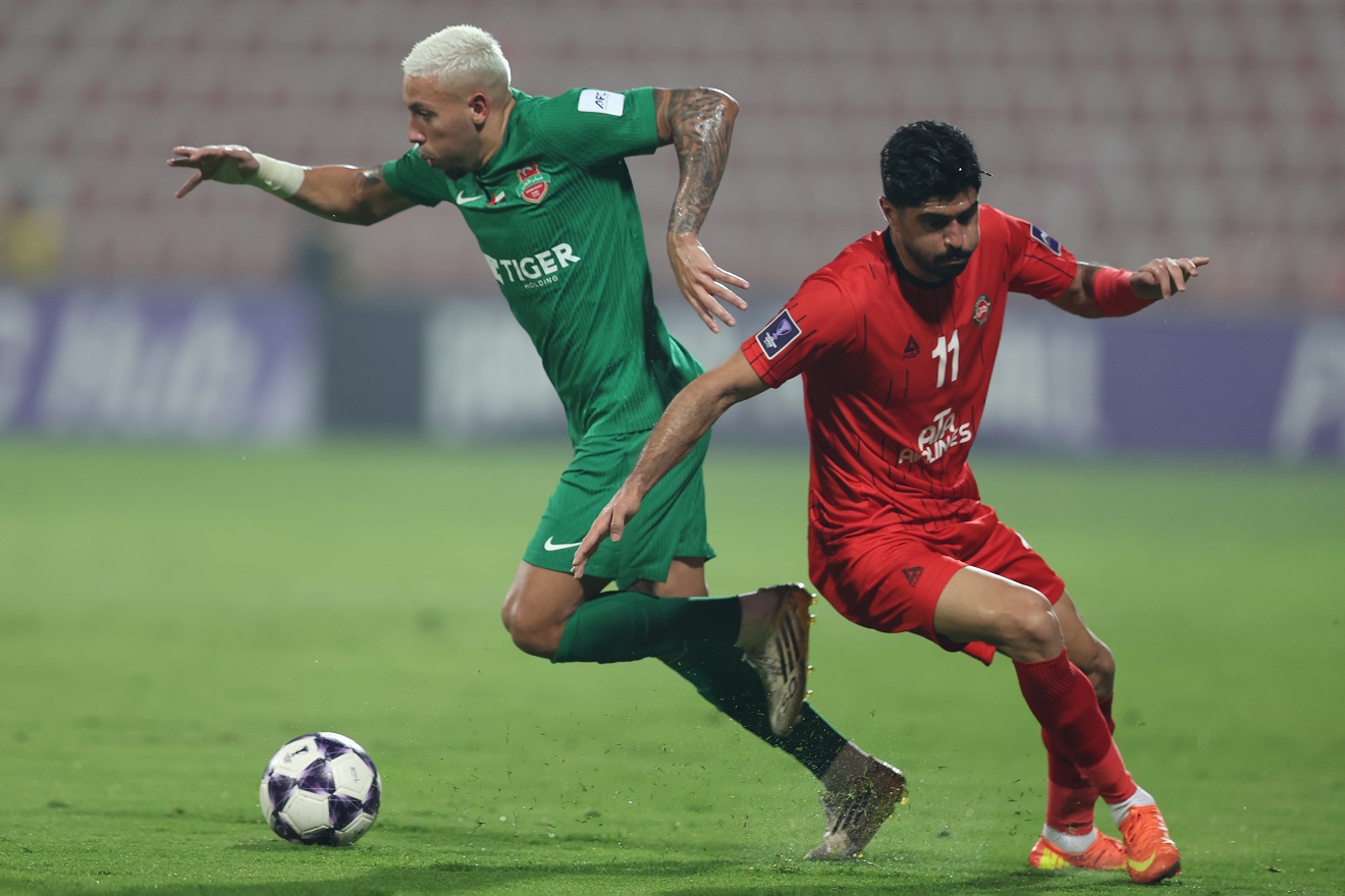 نقطة غير مُرضية.. شباب الأهلي يتعادل مع تراكتور رغم التفوق العددي