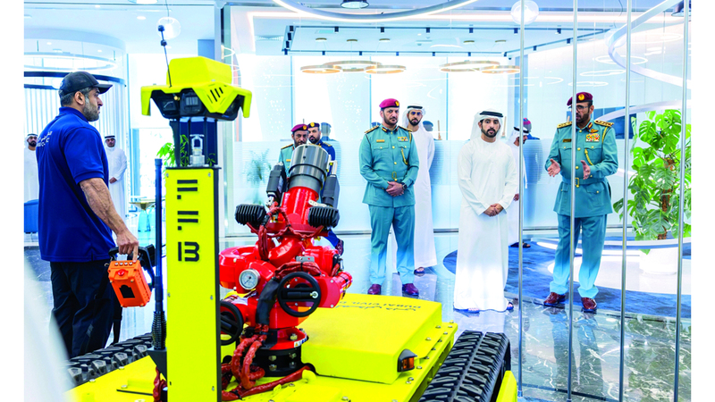 الشيخ حمدان بن محمد خلال زيارة الدفاع المدني تصوير: محمد البلوشي