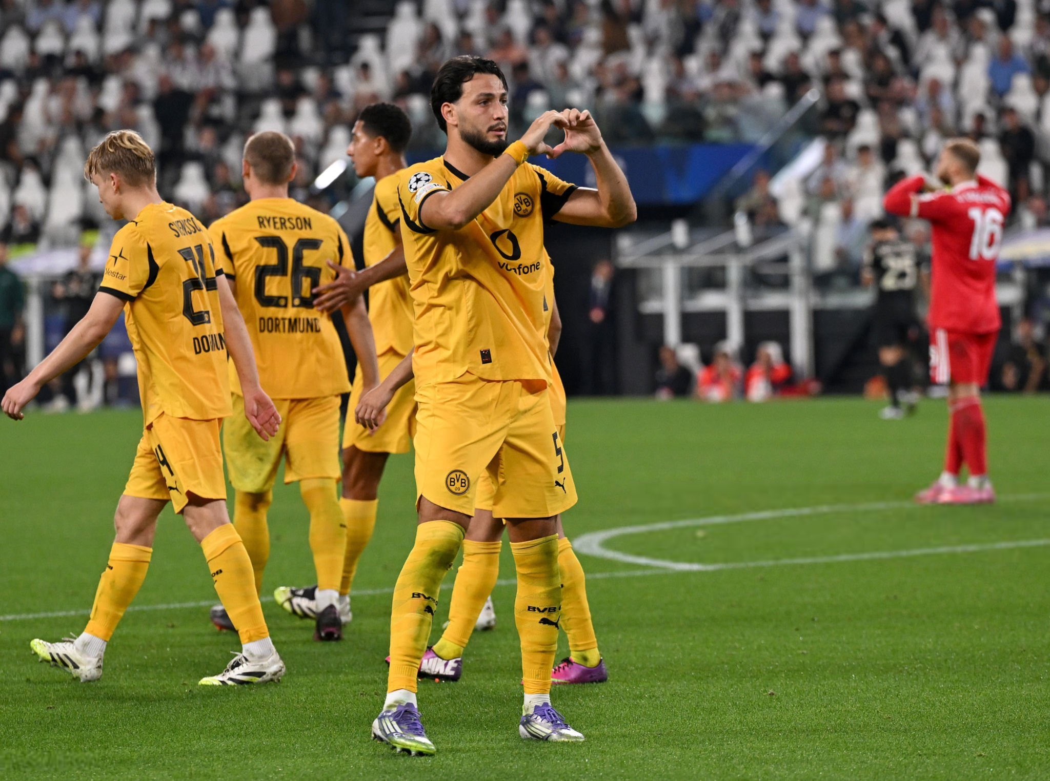 خلاف على ضربة جزاء يتسبب بمشهد مخجل لنادٍ كبير في دوري أبطال أوروبا (فيديو)