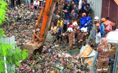 الصورة: سلسلة انهيارات أرضية بعد أمطار غزيرة في شرق ماليزيا