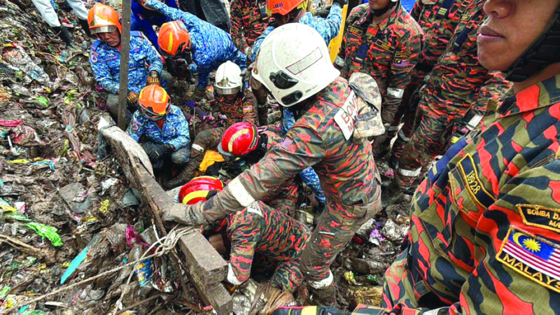 رجال إنقاذ يحاولون انتشال جثة أحد الضحايا من تحت الأنقاض. إي.بي.إيه