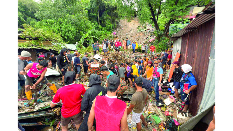 مناطق عدة في ولاية «صباح» الماليزية تعرّضت لانهيارات أرضية نتيجة الأمطار الغزيرة. إي.بي.إيه