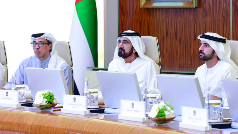 محمد بن راشد خلال ترؤسه اجتماع مجلس الوزراء بحضور منصور بن زايد وحمدان بن محمد. وام
