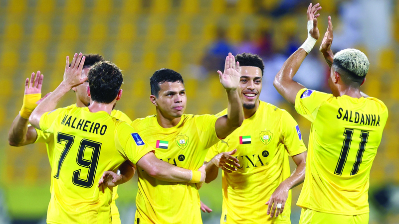 ليما ورفاقه يحتفلون بالفوز العريض على الاستقلال الإيراني. تصوير: سالم خميس