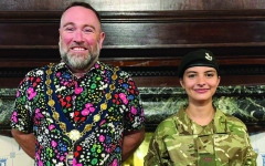 الصورة: مسؤول بريطاني يثير الجدل بملابسه غير التقليدية في مناسبة عسكرية