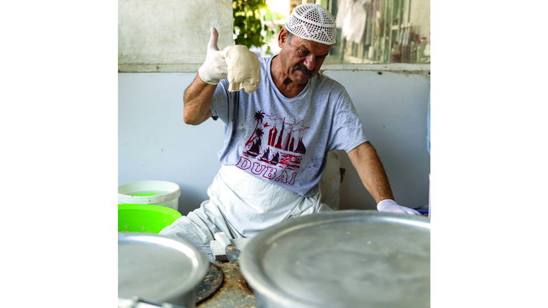 إلياس يفتح مخبزه يومياً عند الخامسة فجراً منذ 50 عاماً حتى اليوم. تصوير: دينيس مالاري