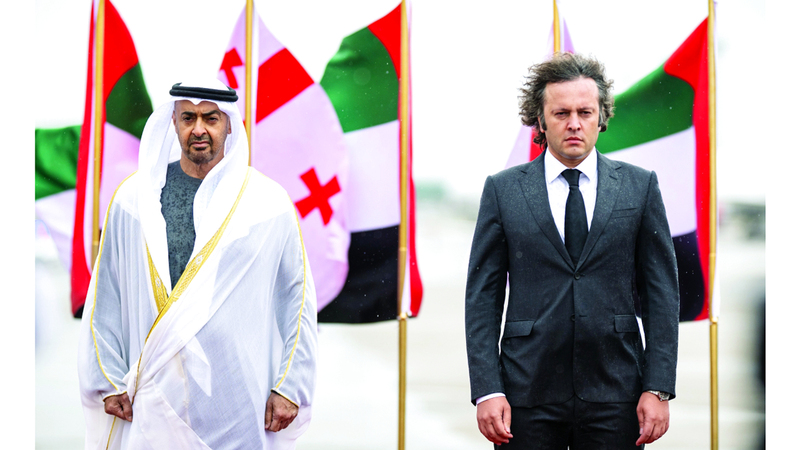 رئيس الدولة لدى وصوله إلى تبليسي ورئيس وزراء جورجيا في مقدمة مستقبليه. وام