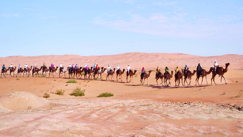 الكتاب يغوص في التراث الإماراتي بمكوناته الأثيرة الصحراء والبحر والهجن. أرشيفية