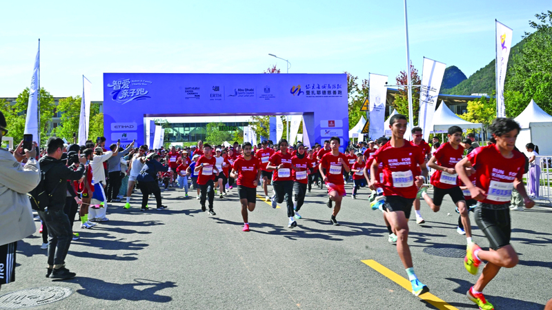 السباق أقيم لمسافة 10 كم بمشاركة واسعة من مختلف شرائح المجتمع. من المصدر