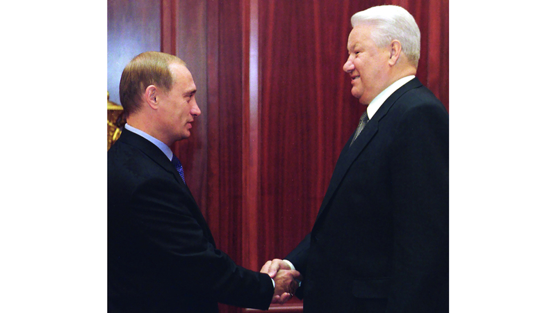 يلتسين يصافح بوتين واختاره رئيساً للوزراء في عام 1998. أ.ف.ب