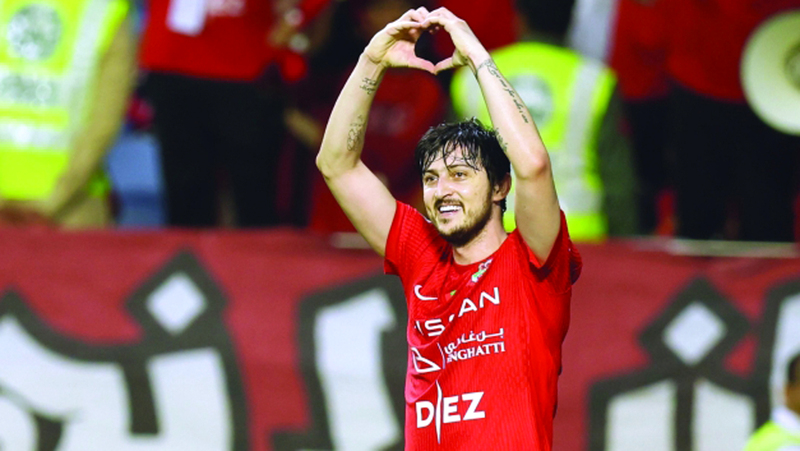 سوزا: فخور بلاعبي شباب الأهلي.. وسردار لاعب حاسم