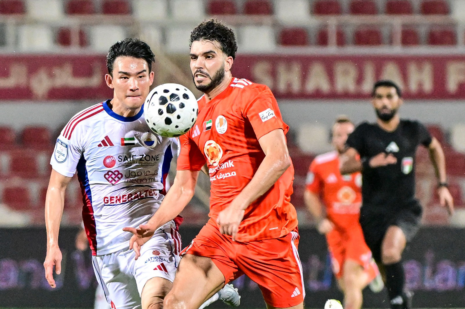 عجمان يعود من الشارقة بهدف أزارو.. وميلوش وغوران تابعا المباراة من المدرجات