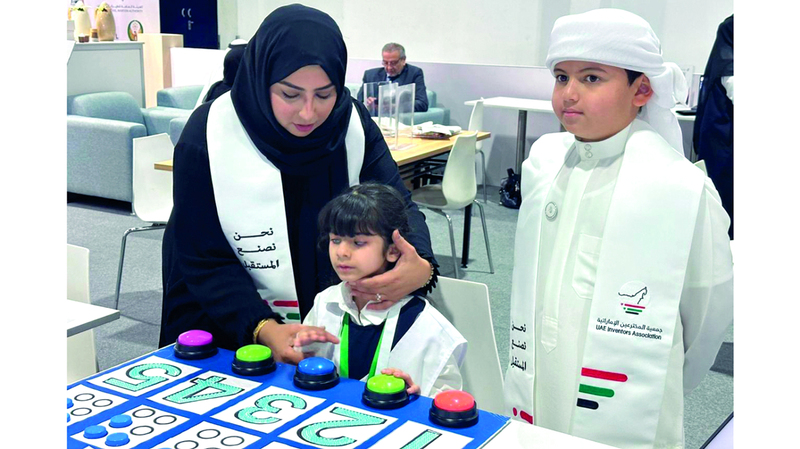 علي الخطيبي يتلقى دعماً متواصلاً من عائلته وأسرته التعليمية. من المصدر