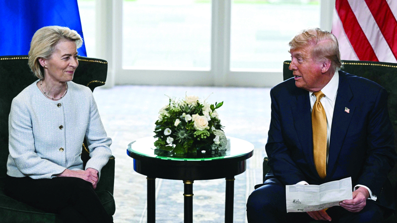 دير لاين خلال لقائها ترامب بعد الموافقة على الرسوم الأميركية بنسبة 15%. أ.ف.ب