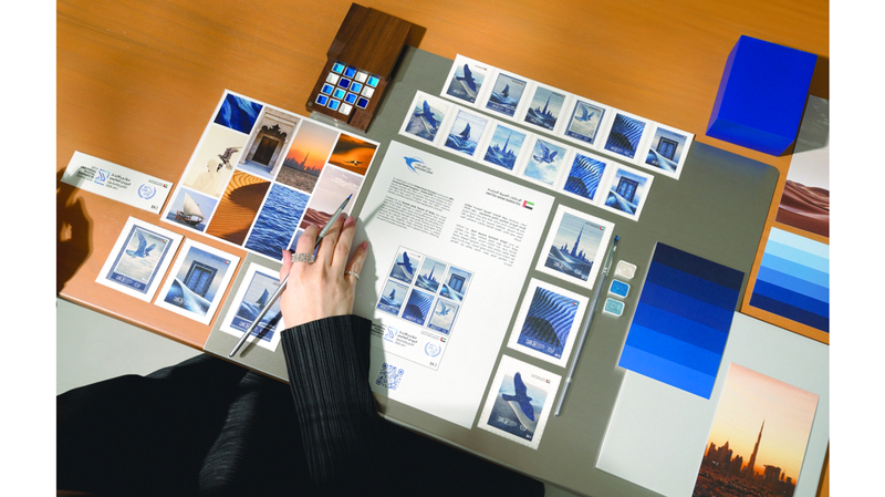 من روح الإمارات ورموزها تستلهم الفنانة الإماراتية ياسمين الملا تصاميم الطوابع والدروع التكريمية. الإمارات اليوم