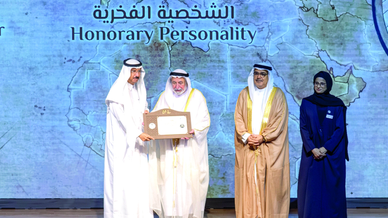 سلطان القاسمي يكرم محمد المرّ الشخصية الفخرية للملتقى. وام