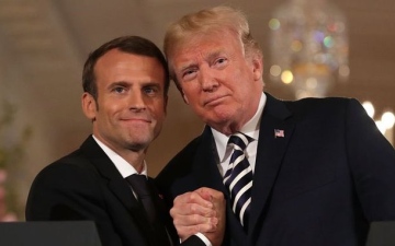 الصورة: لحظة طريفة في نيويورك.. ماكرون عالق بسبب موكب ترامب