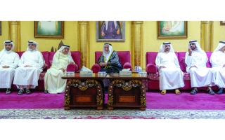 الصورة: حاكم الشارقة يعزي في وفاة الشيخ سلطان بن خالد بن محمد القاسمي