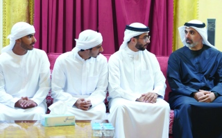 الصورة: خالد بن محمد يقدم واجب العزاء في وفاة سلطان بن خالد بن محمد القاسمي