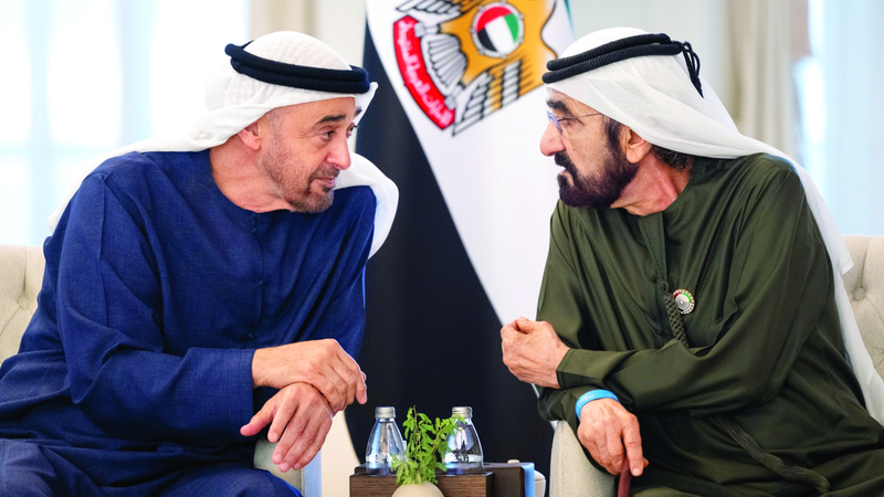 رئيس الدولة ومحمد بن راشد خلال اللقاء. من المصدر