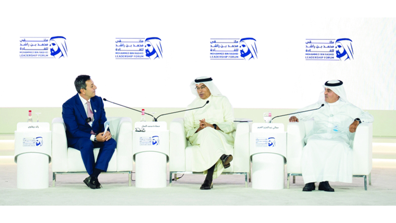 جانب من جلسة حوارية بعنوان «فلسفة التجارة الحرة في دبي». وام