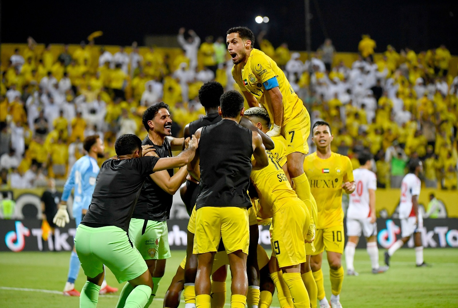 الوصل يقلب الطاولة على الشارقة ويُعاقب مدربه السابق