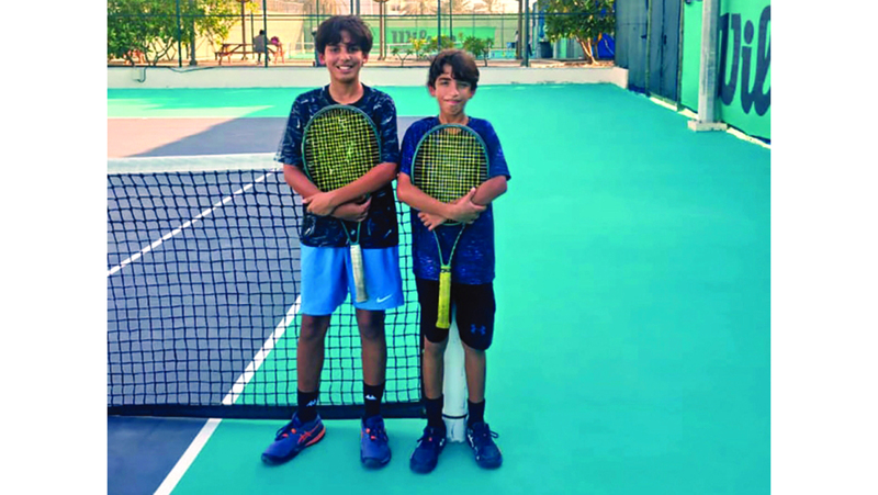 محمد صالح مع شقيقه علي. من المصدر