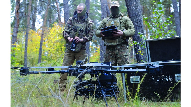 جنديان أوكرانيان يُجهّزان طائرة بدون طيار قرب خط المواجهة شمال شرق البلاد. إي.بي.إيه