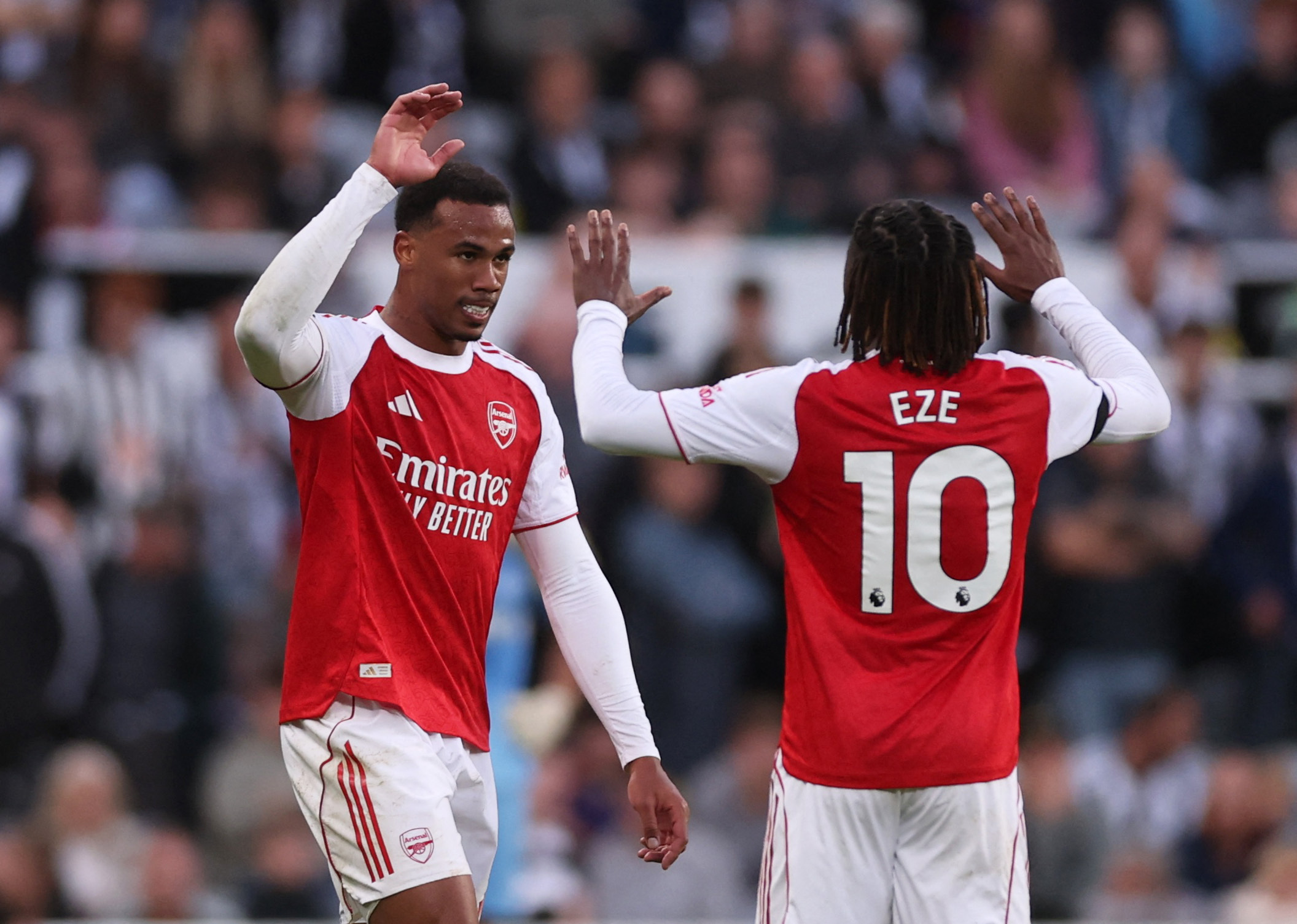 أرسنال يهزم نيوكاسل بثنائية ويشدد الخناق على ليفربول في الدوري الإنجليزي