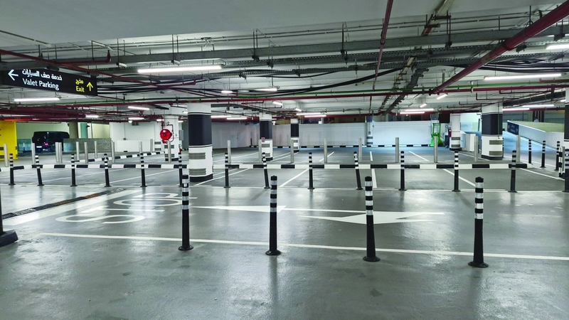 المواقف المدفوعة «فاليه باركينغ» تكون في كثير من الأحيان شاغرة. الإمارات اليوم