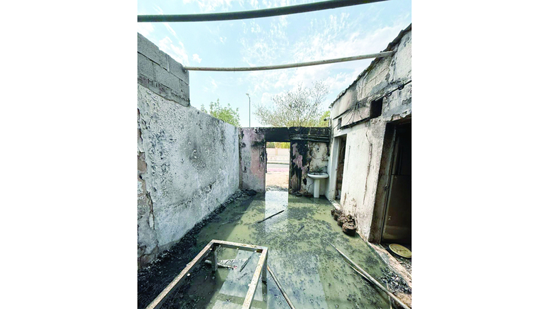 النيران اندلعت في مدخل المنزل إثر ماس كهربائي. من المصدر